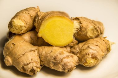 Kesme tahtasında zencefil parçaları