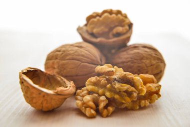 Kesme tahtasındaki cevizler