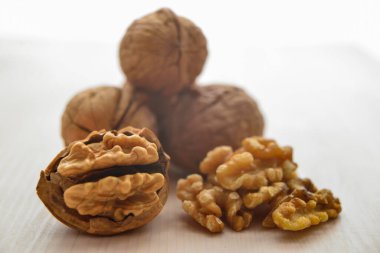 Kesme tahtasındaki cevizler