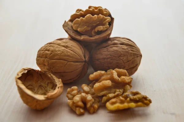 Nueces Una Tabla Cortar —  Fotos de Stock