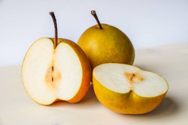 Kesme tahtasındaki Nashi meyveleri