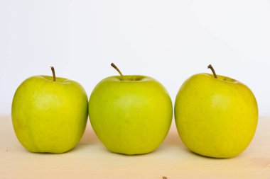 Kesme tahtasındaki altın elmalar