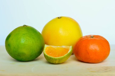 Beyaz bir masada Ugli, mandalina ve greyfurt.