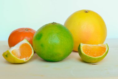 Beyaz bir masada Ugli, mandalina ve greyfurt.