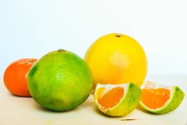 Beyaz bir masada Ugli, mandalina ve greyfurt.