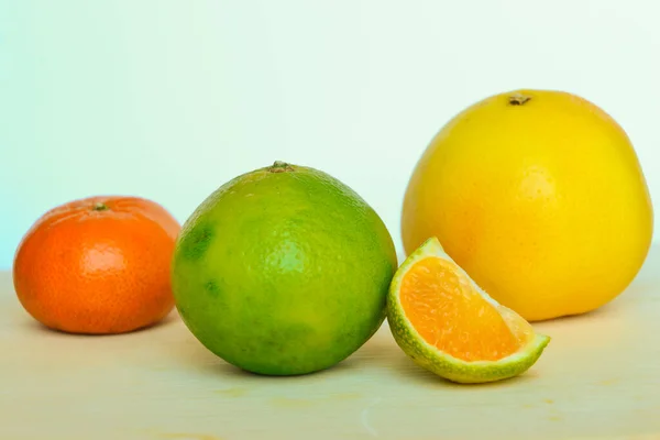 白桌子上的乌里 橘子和柚子 — 图库照片
