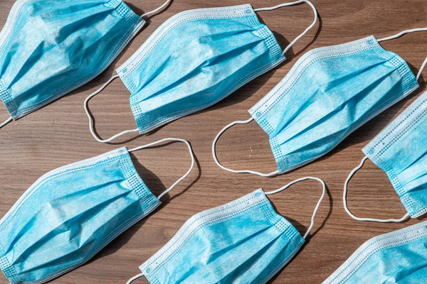 Tahta masada cerrahi maskeler.