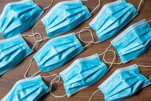 Tahta masada cerrahi maskeler.