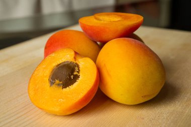 Tahta masada kesilmiş olgun kayısılar.