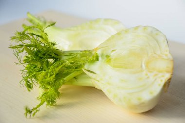 Kesme tahtasında taze rezene