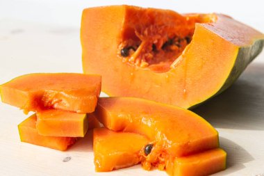Kesme tahtasındaki Papaya dilimleri