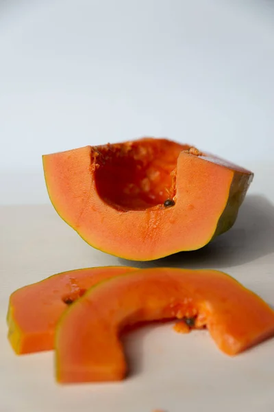 Potongan Papaya Pada Papan Potong — Stok Foto