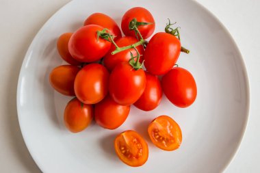 Beyaz tabakta domatesler