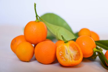 Kes, olgun kalamondinleri tahta bir masada