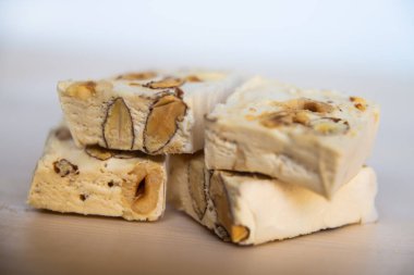 Tahta bir tahtanın üzerinde fındık parçaları.