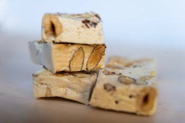 Tahta bir tahtanın üzerinde fındık parçaları.