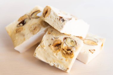 Tahta bir tahtanın üzerinde fındık parçaları.