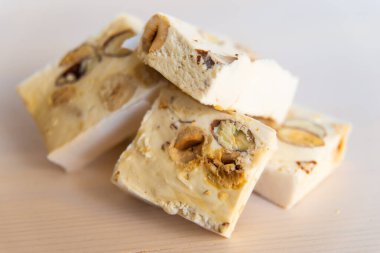 Tahta bir tahtanın üzerinde fındık parçaları.