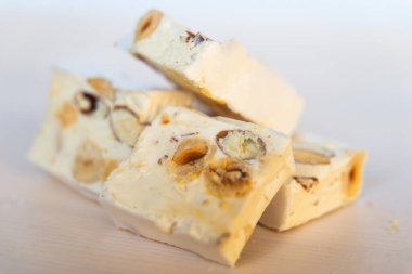 Tahta bir tahtanın üzerinde fındık parçaları.