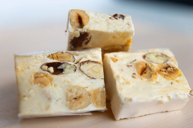 Tahta bir tahtanın üzerinde fındık parçaları.