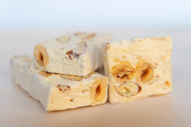 Tahta bir tahtanın üzerinde fındık parçaları.