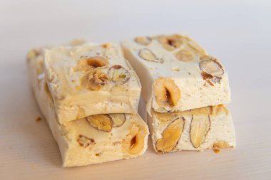 Tahta bir tahtanın üzerinde fındık parçaları.