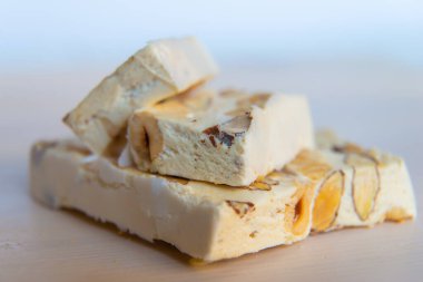 Tahta bir tahtanın üzerinde fındık parçaları.