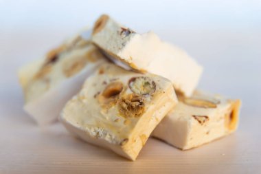 Tahta bir tahtanın üzerinde fındık parçaları.