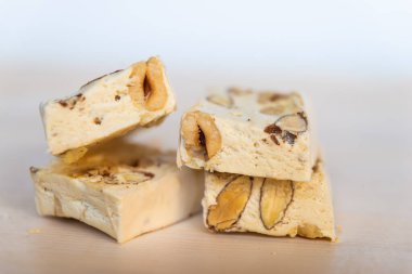 Tahta bir tahtanın üzerinde fındık parçaları.