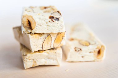 Tahta bir tahtanın üzerinde fındık parçaları.