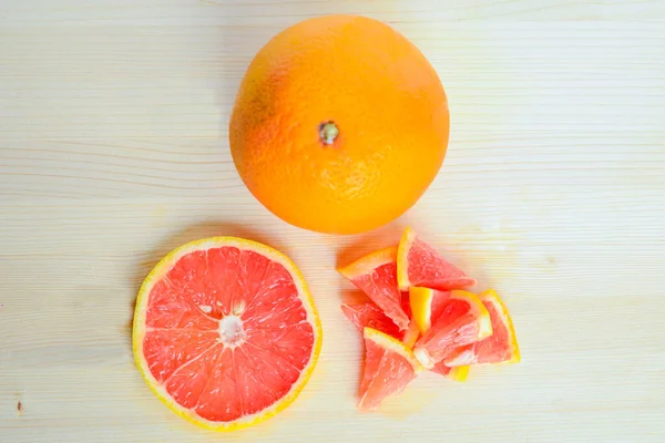 Cut Grapefruit Cutting Board — Stock Photo, Image