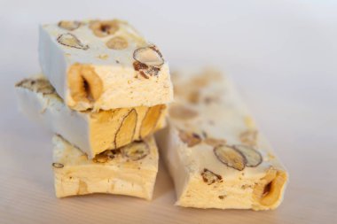 Tahta bir tahtanın üzerinde fındık parçaları.