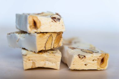 Tahta bir tahtanın üzerinde fındık parçaları.