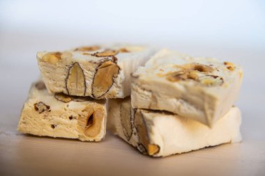 Tahta bir tahtanın üzerinde fındık parçaları.