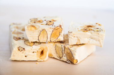 Tahta kesme tahtasının üzerinde fındık parçaları.