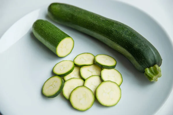 Zucchini Scheiben Geschnitten Auf Einem Weißen Teller — Stockfoto