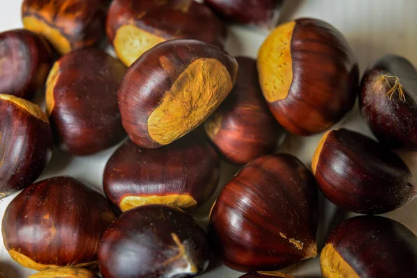 Castañas Recién Recogidas Sobre Una Superficie Madera —  Fotos de Stock