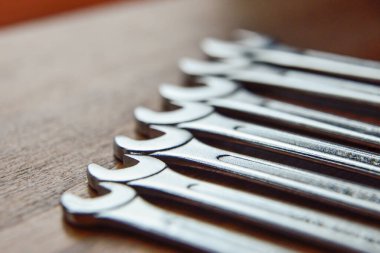 Ahşap bir yüzeyde metal anahtarlar.
