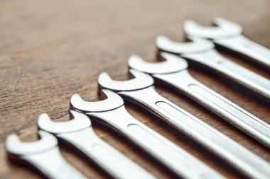 Ahşap bir yüzeyde metal anahtarlar.