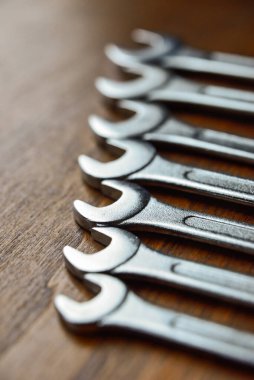 Ahşap bir yüzeyde metal anahtarlar.