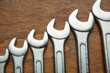 Ahşap yüzeyde metal anahtarlar.