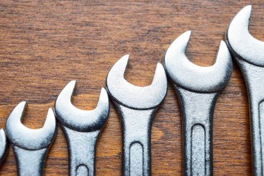 Ahşap yüzeyde metal anahtarlar.