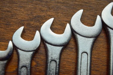 Ahşap yüzeyde metal anahtarlar.