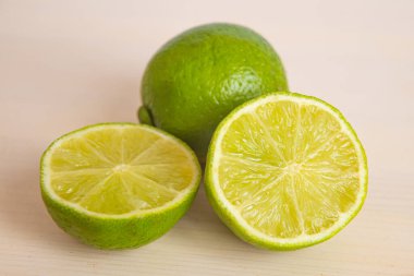 Olgun, tahta yüzeyde kireç kesimi