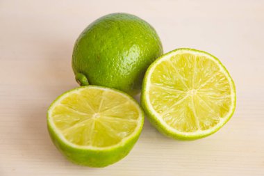 Olgun, tahta yüzeyde kireç kesimi