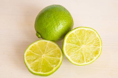 Olgun, tahta yüzeyde kireç kesimi