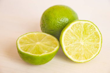 Olgun, tahta yüzeyde kireç kesimi