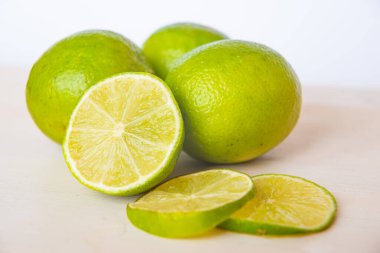 Olgun, tahta yüzeyde kireç kesimi