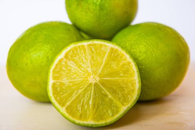 Olgun, tahta yüzeyde kireç kesimi