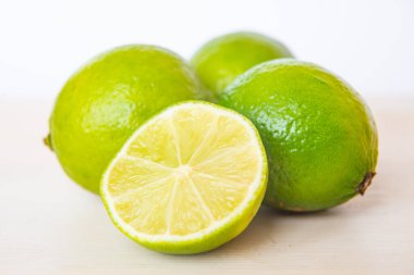 Olgun, tahta yüzeyde kireç kesimi